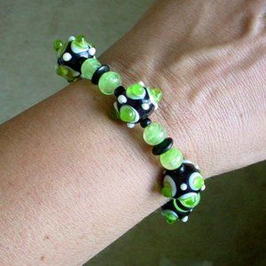 GREEN & BLACK LAMPWORK BRACELET HANDMADE BUMPY GLASS WITH VINTAGE SWIRL BEADS